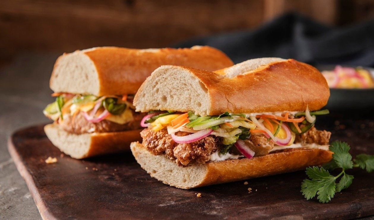 Baguette de pollo al miso y piña en escabeche Baguette de pollo al miso y piña en escabeche